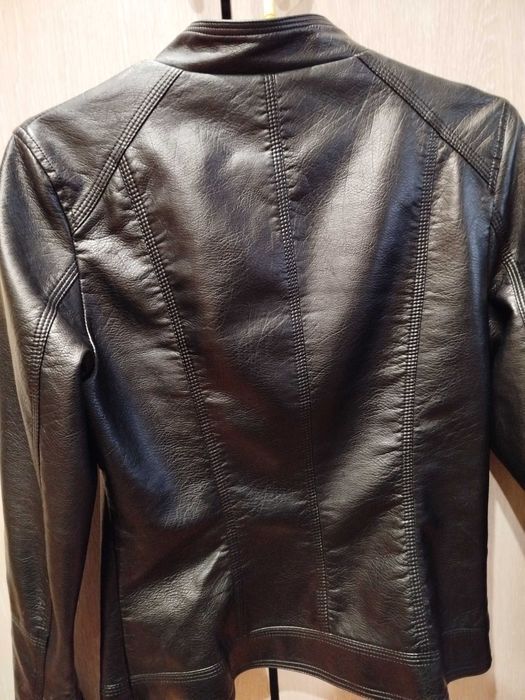 Кожаная куртка  42 р