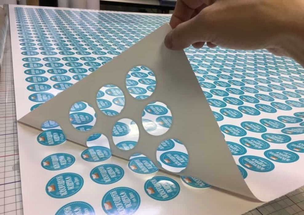 Печать стикеров, этикеток на пленке с контурной резкой