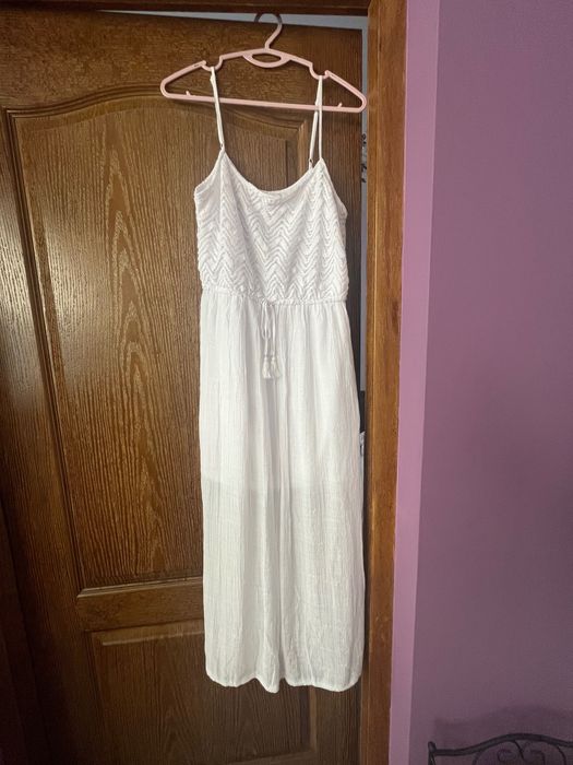 Продавам лятна рокля с дантела