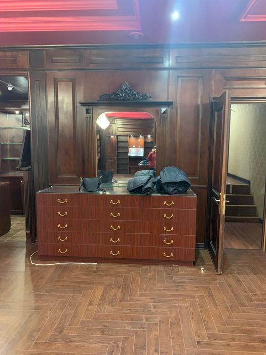 Деревянные панели, двери, комод, островок