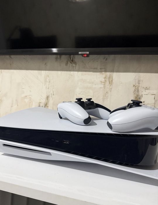 Vand Playststion 5 Disk Edition Urgent! cu 2 controlere