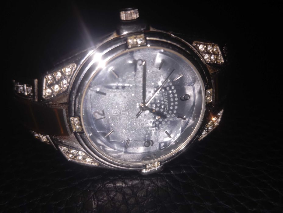 Стилен дамски кварцов  часовник на марката CEITEZIN