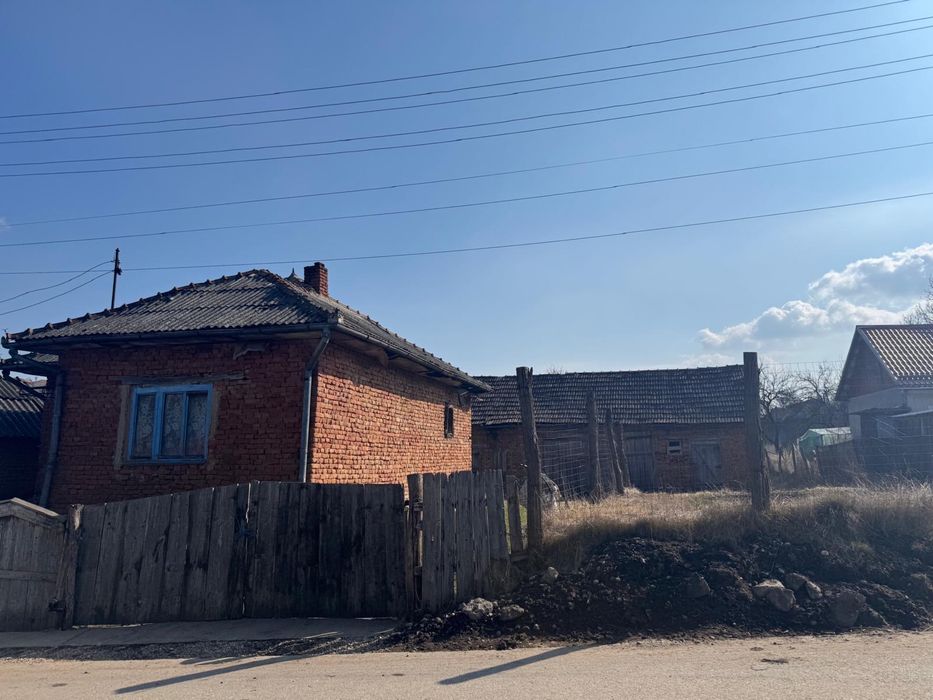 Vand casa la tara sat Elciu