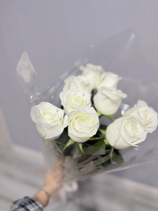 Белые розы 9шт в прозрачной упаковке
