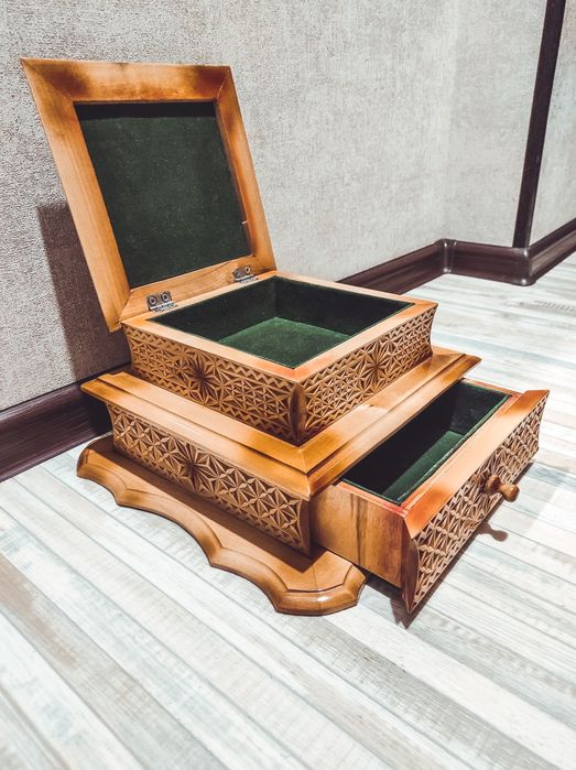 Деревянная шкатулка