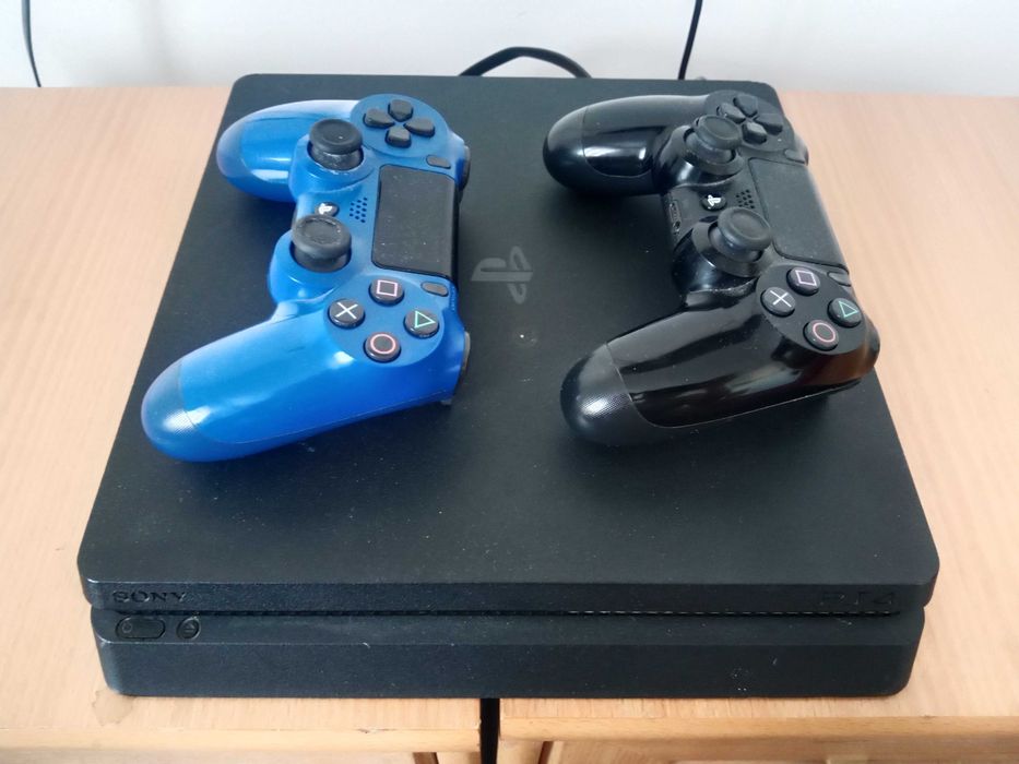 Продам PS4 slim (1 TB) с двумья джойстиками