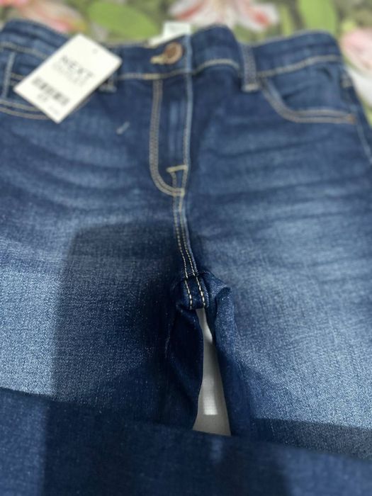 В наличми джинсовые брючки от некст