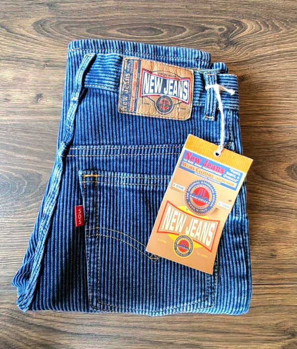 Blugi albaștrii noi cu etichetă