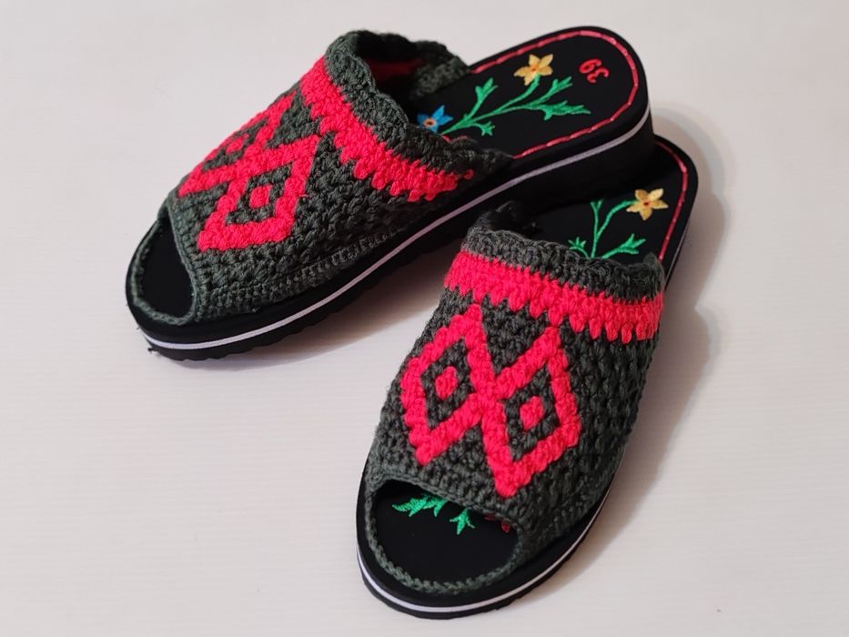 Қолдан тоқылған аяқ киімдер.