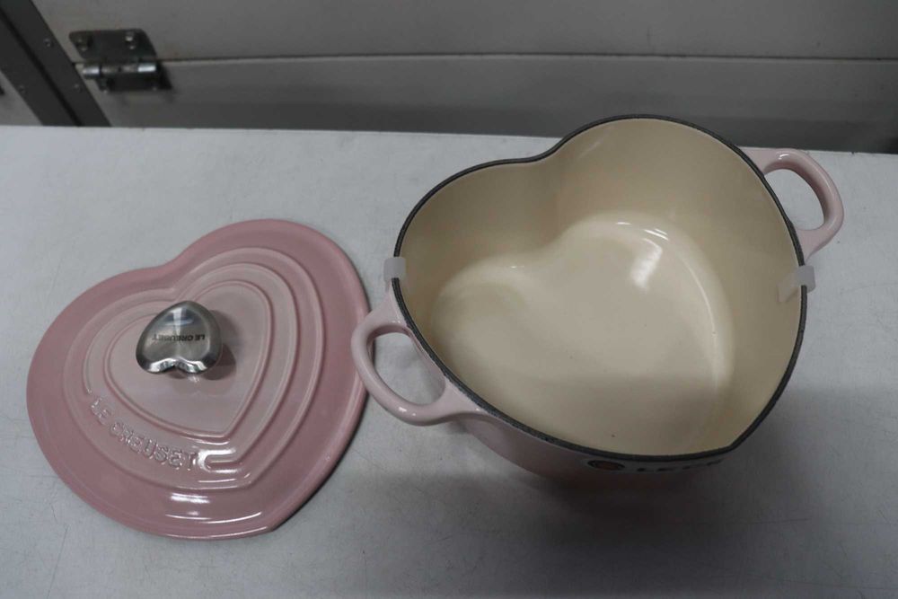 Чугунена тенджера във формата на сърце Le Creuset