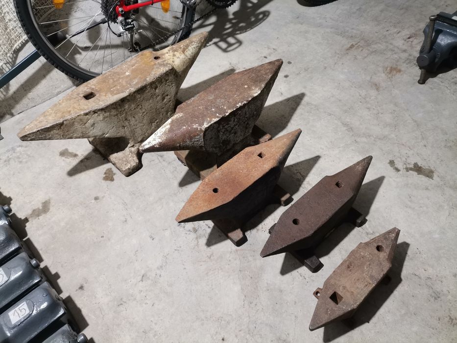 Малка средна голяма наковалня