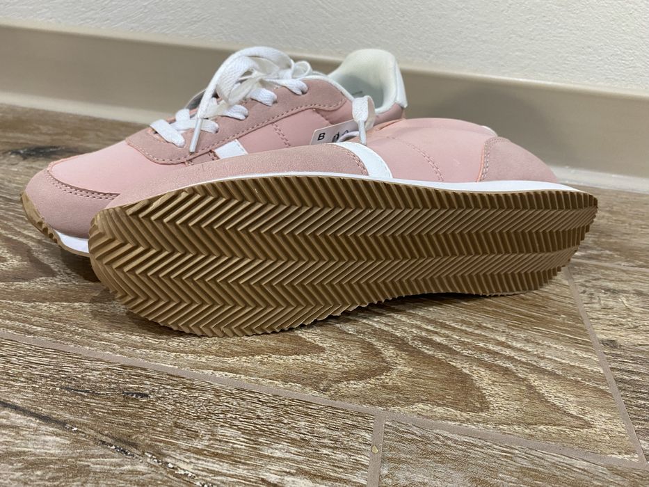 Чисто нови дамски маратонки