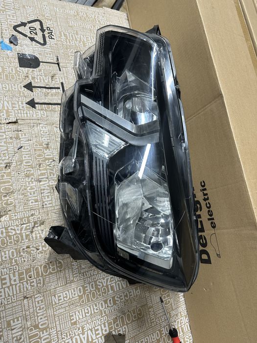 Far stânga peugeot partner.