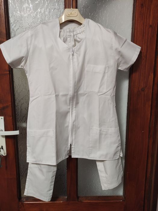 Vând costume medicale  damă