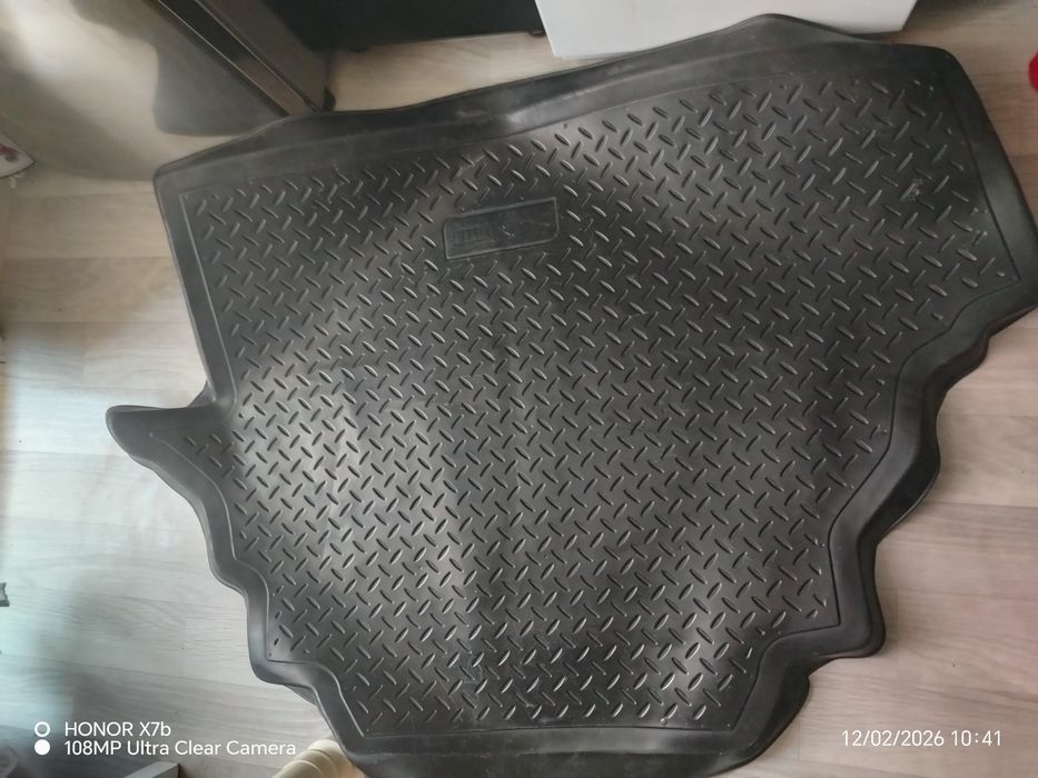 Продам на багажник резиновый Коврик камри 40.45