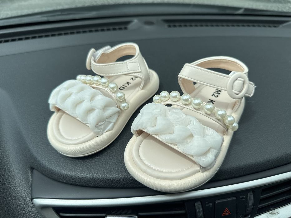 Продам НОВЫЕ босоножки для девочки