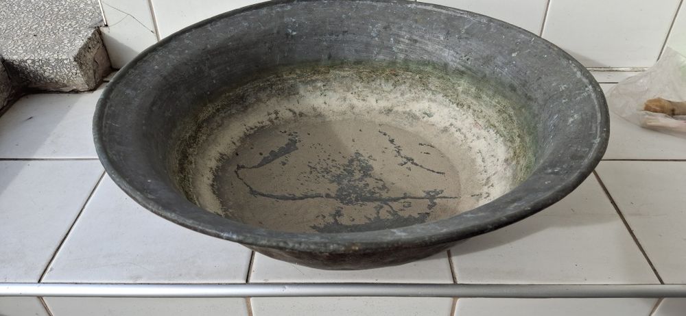 Месингови чанове и часовник