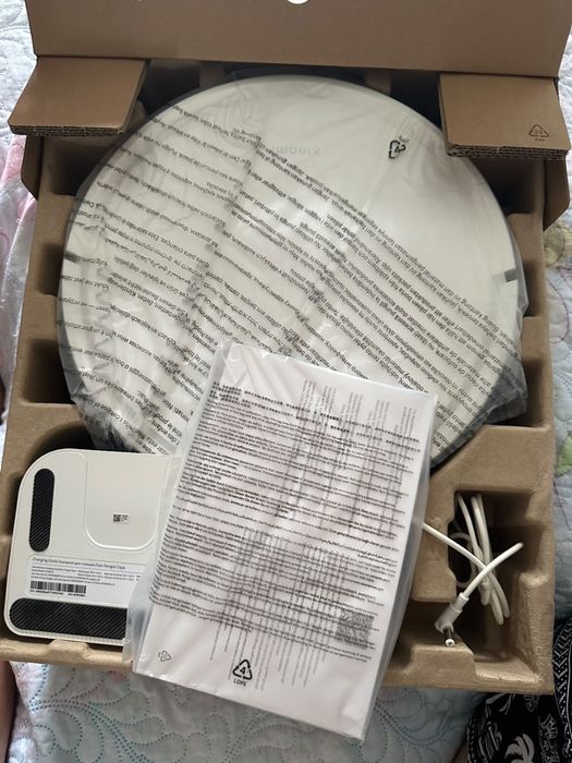 Продам Xiaomi Robot Vacuum E10 — компактный робот-пылесос.