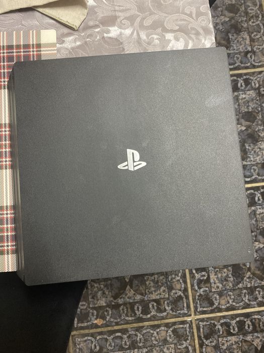 Ps4 pro,cu 2 manete