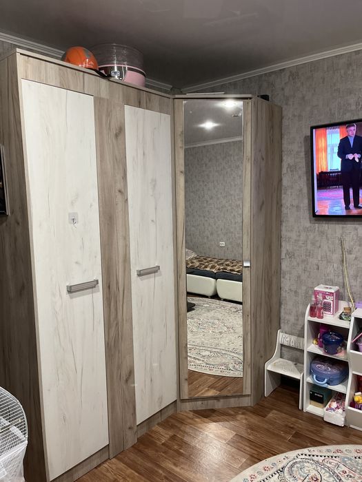 Шкаф с зеркалом б/у.