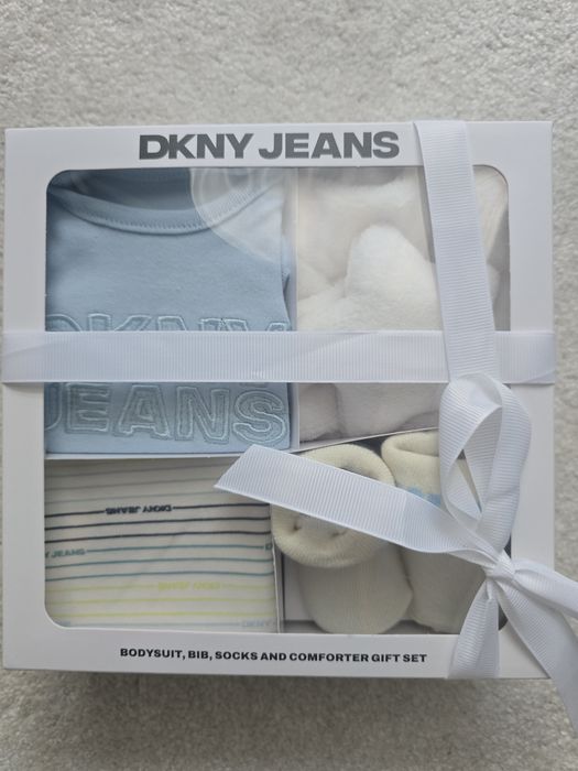 DKNY Jeans Baby 4 Piese, Set cadou nou născut,, 0-3 luni