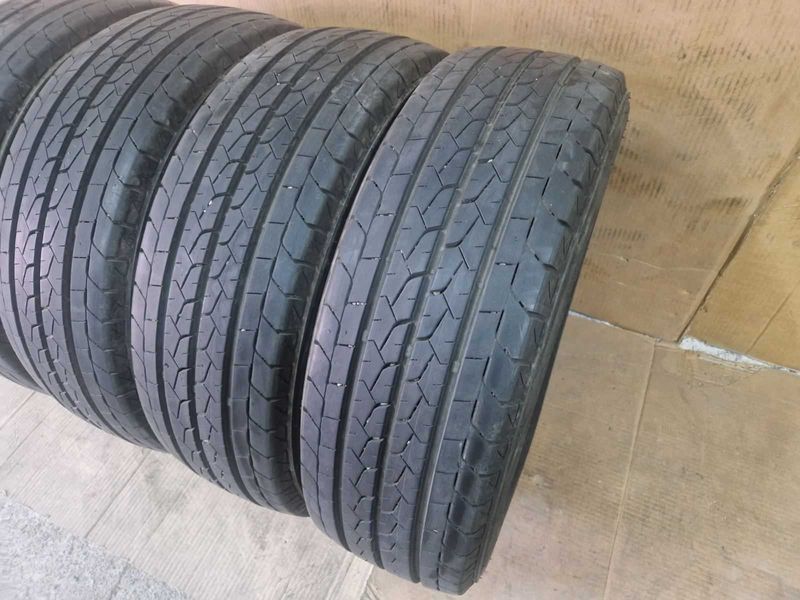 4 Bridgestone R15 C 215/70/ 
летни бусови гуми DOT0721