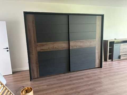 Голям гардероб с плъзгащи врати 280×65×220 см