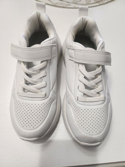 Adidas b aiat foarte ușori