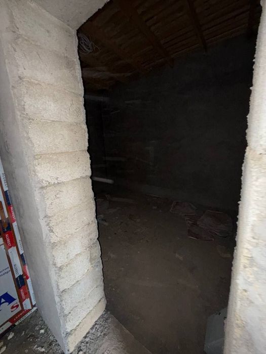 Hovli uy sotiladi 4 hona 2 sotix