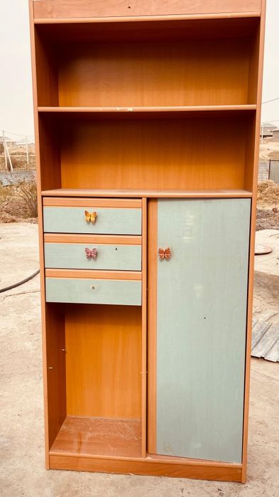 Шкафтар жанеде стол срочно сатылады