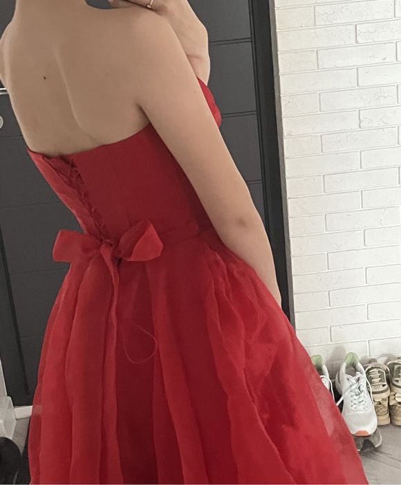 Красное платье миди