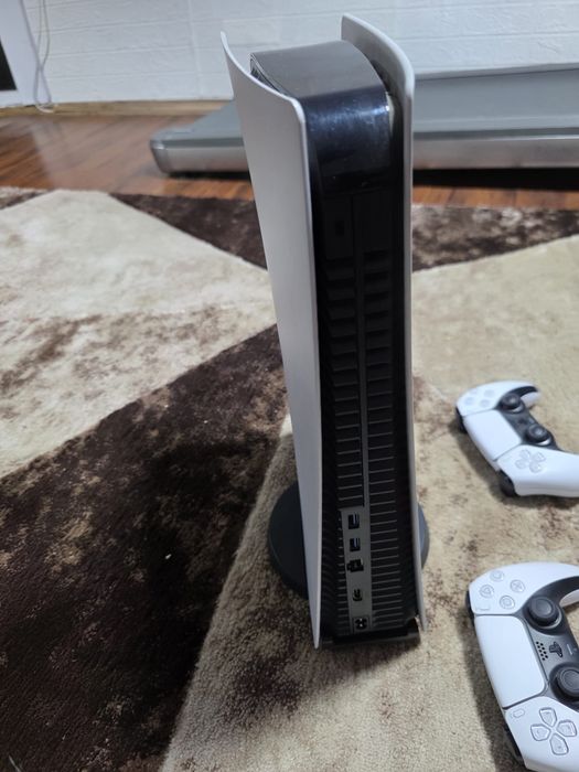 Vând Consola PlayStation 5 Digital Edition (PS5) Slim, 825 GB+ 2 controlăre +contul de jocuri
