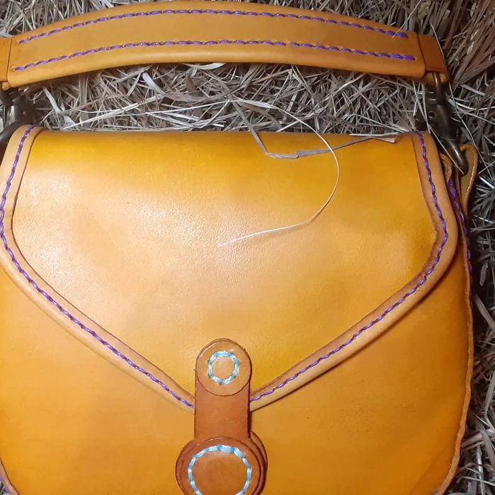 Ръчно изработени чанти и аксесоари от дъбена висококачествена кожа.