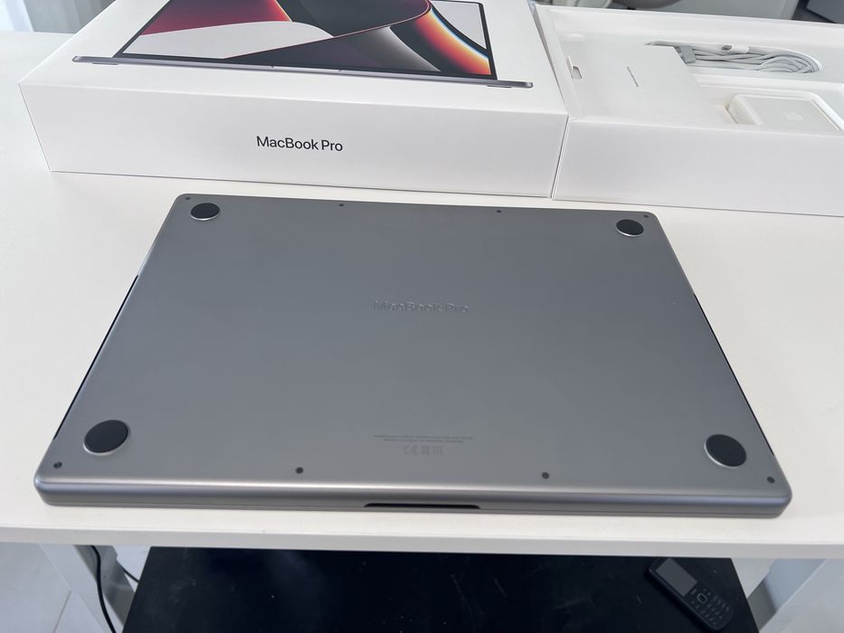 Macbook Pro 16 ** M1 MAX**, 64 RAM, **1Tera SSD**70 CICLURI  Full Box  Nou