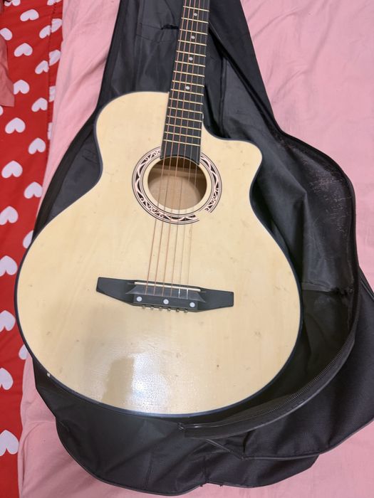 Gitara sotiladi rasmdegi holat