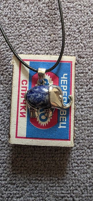 Кулоны с натуральными камнями.