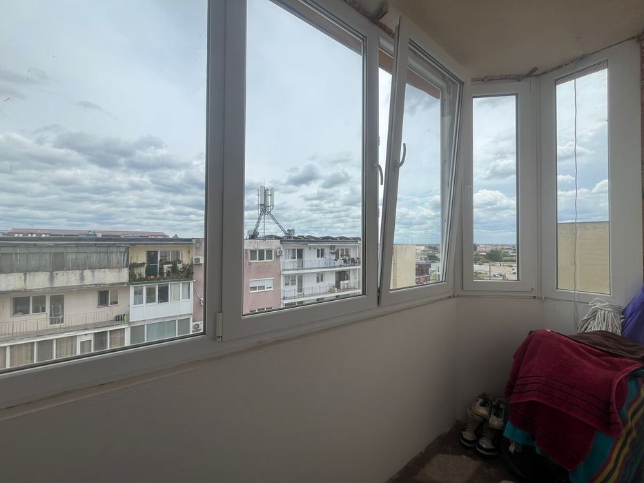 Vând apartament în Arad zona confectii 4 camere 2 băi hol mare 2 balcoane și bucatarie recent reabilitat 123mp centrala etaj 4 din 4