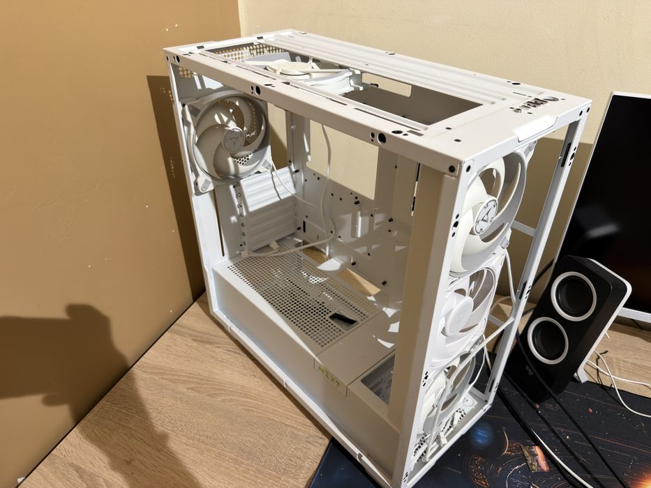 Продавам компютърна кутия NZXT H7 Flow