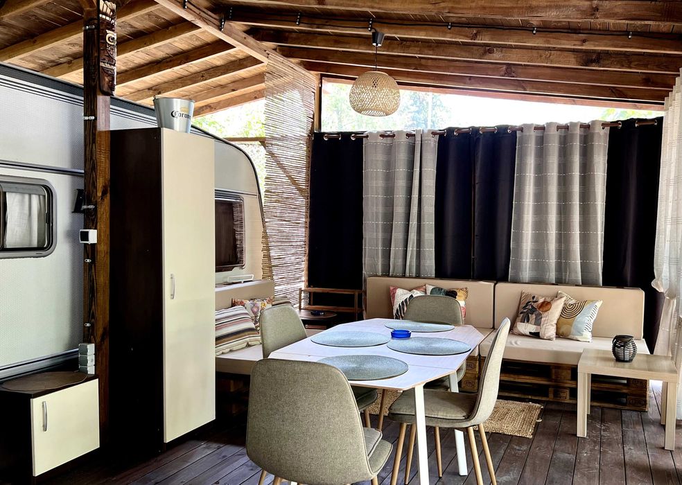 Продава се каравана с дървен навес и веранда на къмпинг „Златна Рибка“