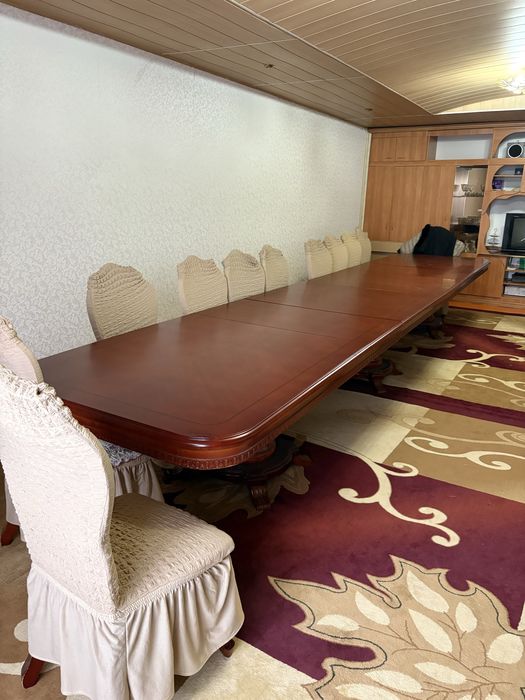 Стол с 21 стульчиками