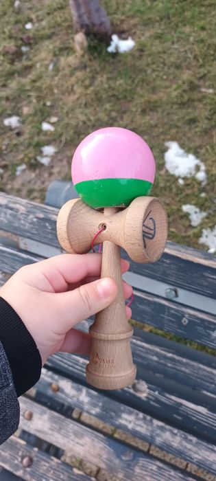 Kendama USA are 1 luna jumate semnata de Xremus,Și Bisoi Negociabil