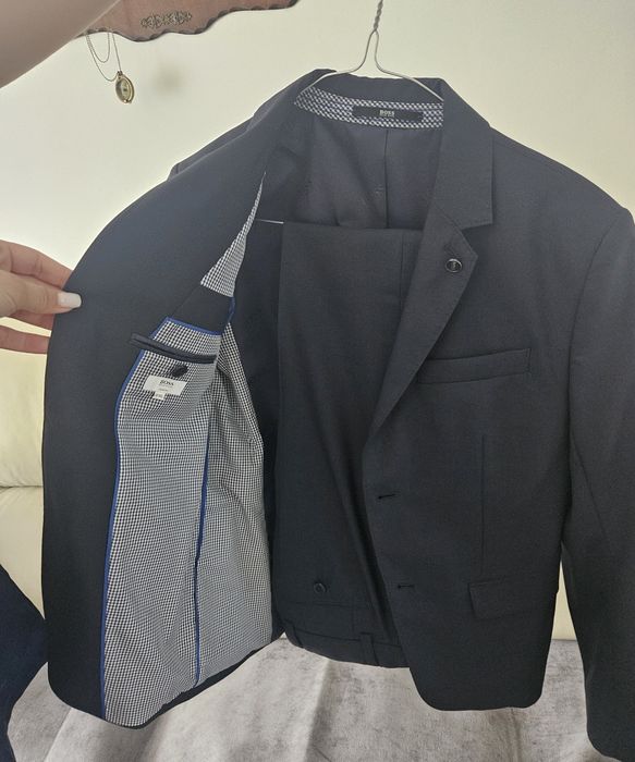 Vând costum Boss 12 ani