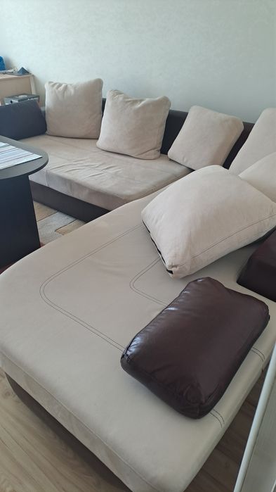 Обзавеждане хол секция холова масичка г образен диван