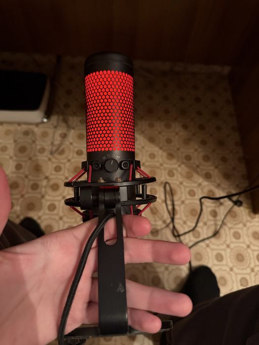 Микрофон HyperX Quadcast черный.
