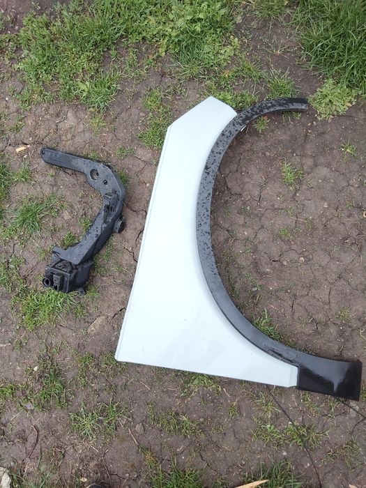 Vând aripă dreapta fata si far stânga volvo xc40 2024