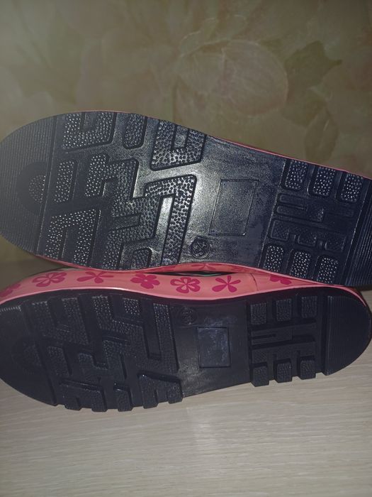 Продам резиновые сапоги новые