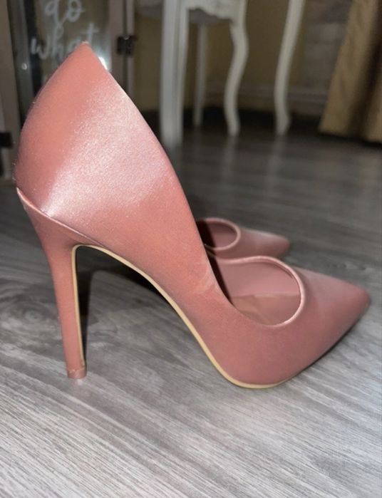 Pantofi stiletto roz satinat - Noi, nepurtati
