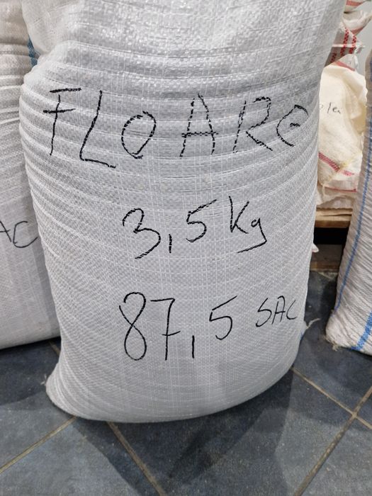 Vand grau și floarea soarelui la sac