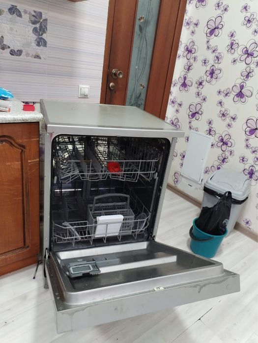 Машинка посудомоющая
