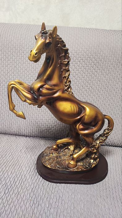 Статуэтка большой конь